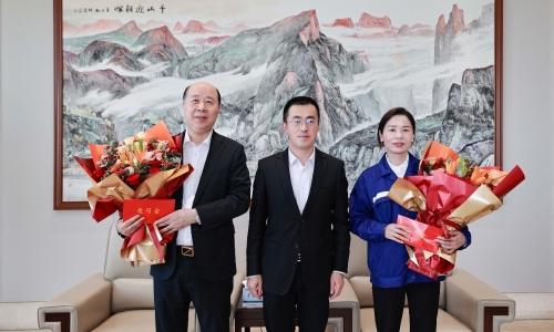 致敬劳动者丨桐乡市委书记于会游“五一”前走访慰问爱游戏全站app官方网站劳模！